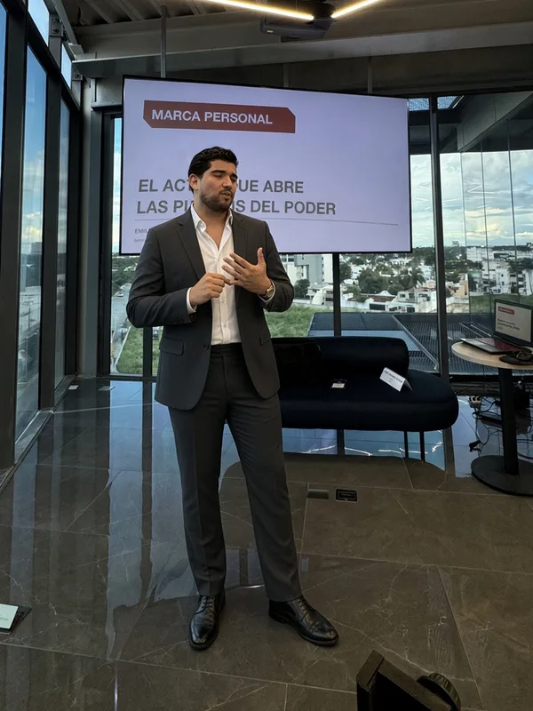 Emilio de la Peña López de Llergo dando una conferencia sobre marca personal