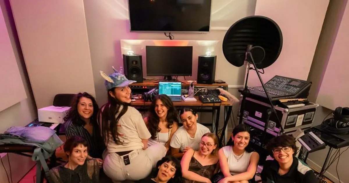 Compositoras y productoras reunidas en el piso de un estudio durante un campamento de Raw Ruido.