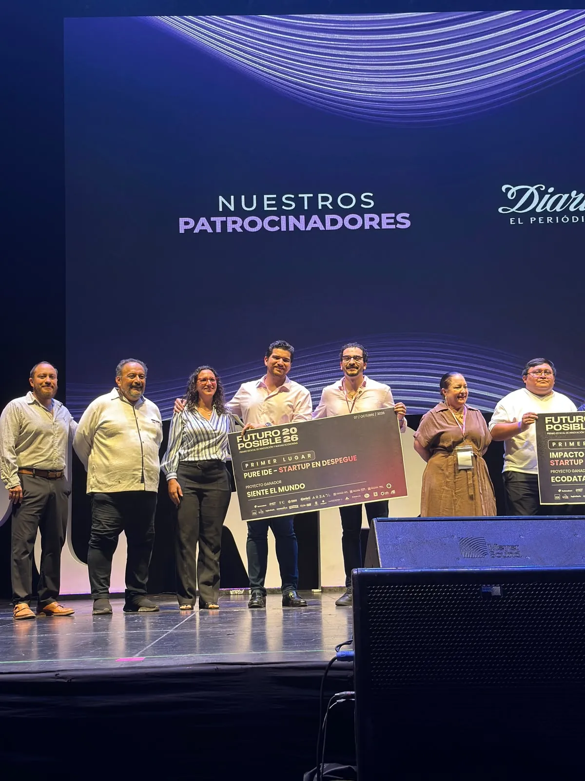 Cheque de primer lugar de Futuro Posible 2026, categoría Pure IDE – Startup en Despegue, con Siente el Mundo como proyecto ganador.