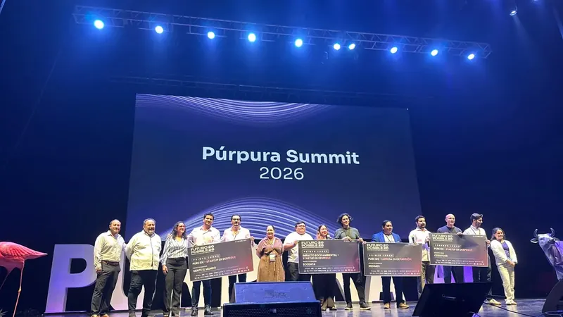 Ganadores de Futuro Posible 2026 en el escenario del Púrpura Summit 2026