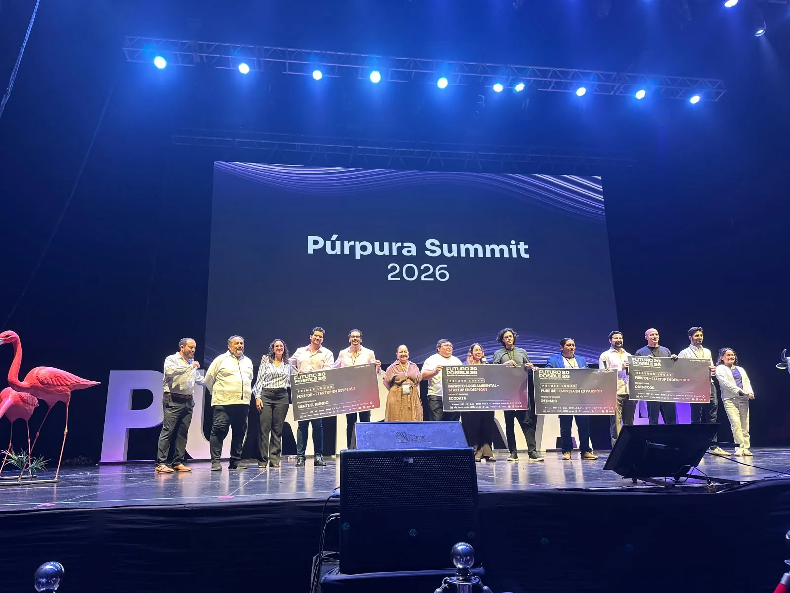 Proyectos ganadores de Futuro Posible 2026 reunidos en el escenario del Púrpura Summit 2026.