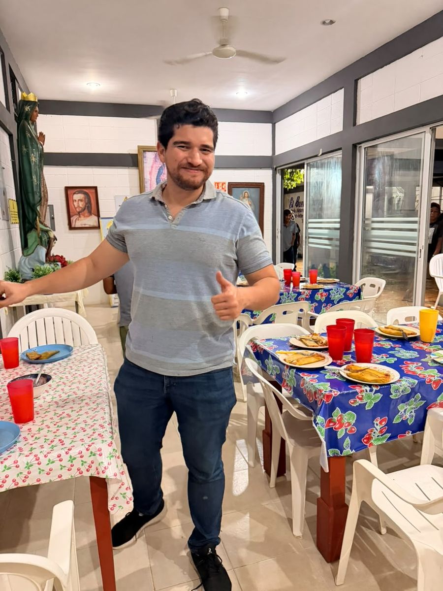 Emilio de la Peña, de Grupo DePeller, junto a las mesas de la cena.