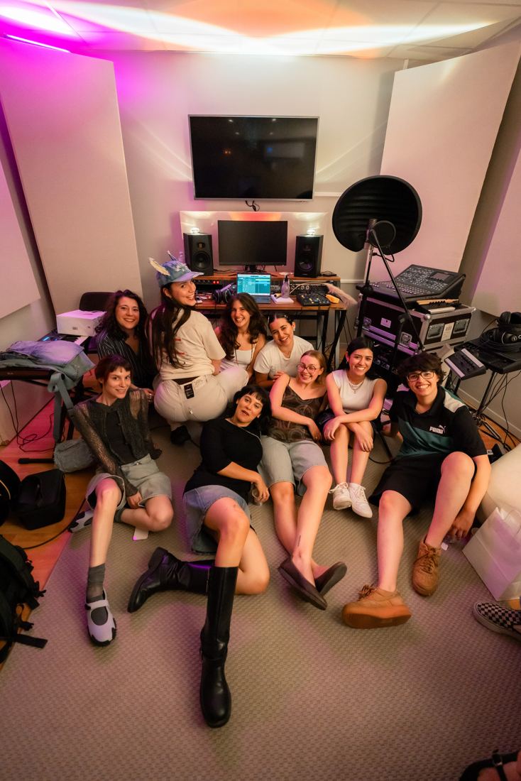 Compositoras y productoras reunidas en el piso del estudio.