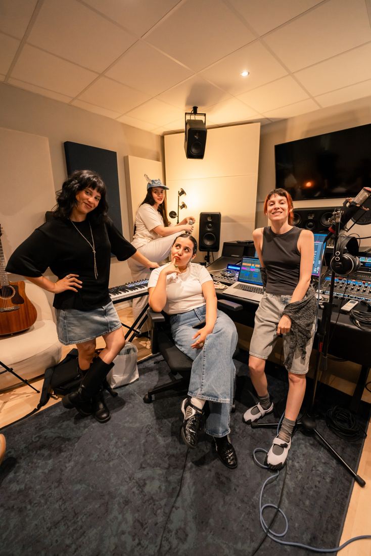 Sesión de estudio con tres mujeres junto a la consola.